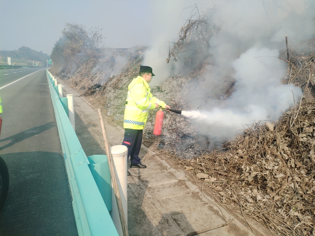 快速响应 消除隐患——成宜高速高效扑灭边坡火情